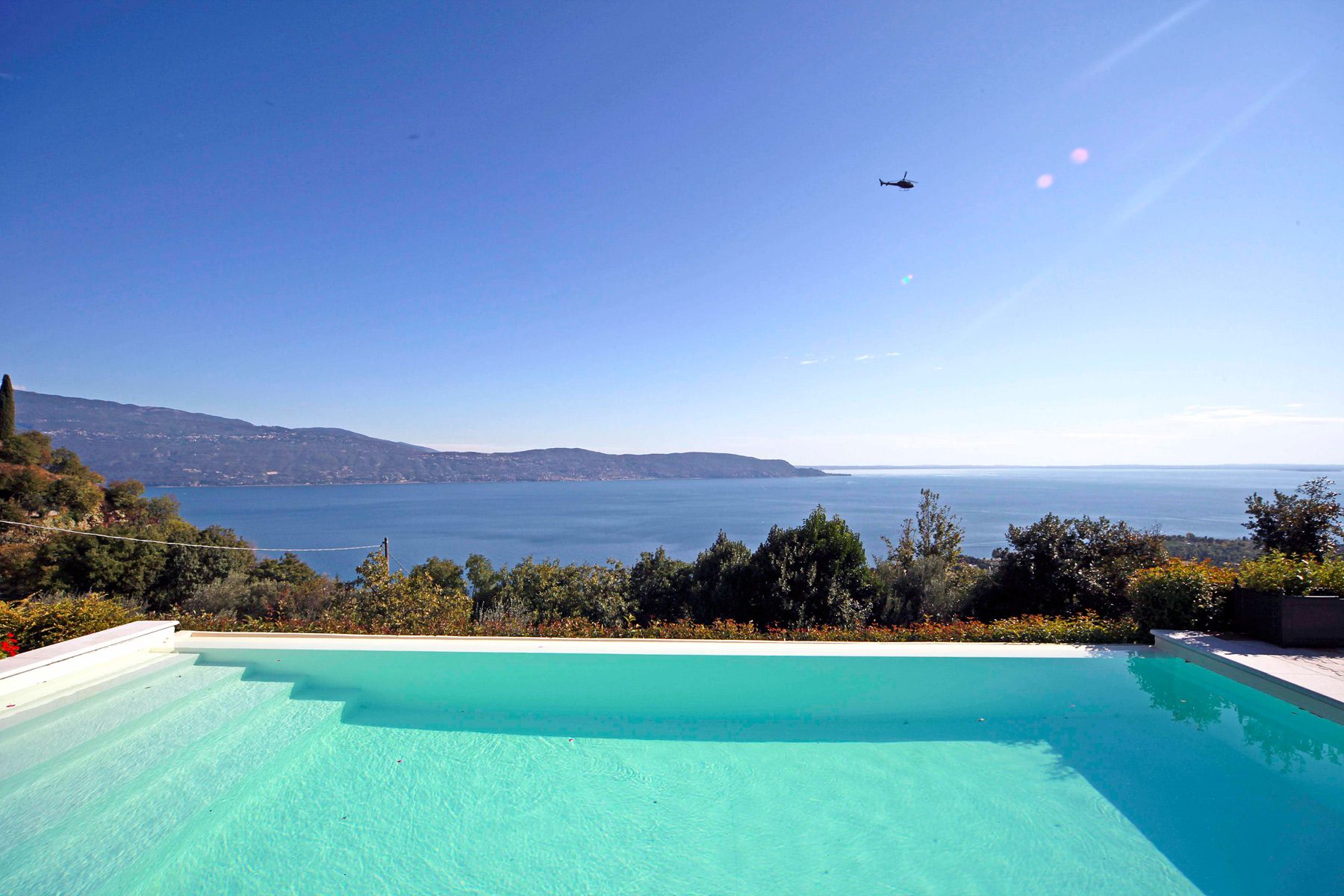 Lakeview Splendid Villa thumbnail 3