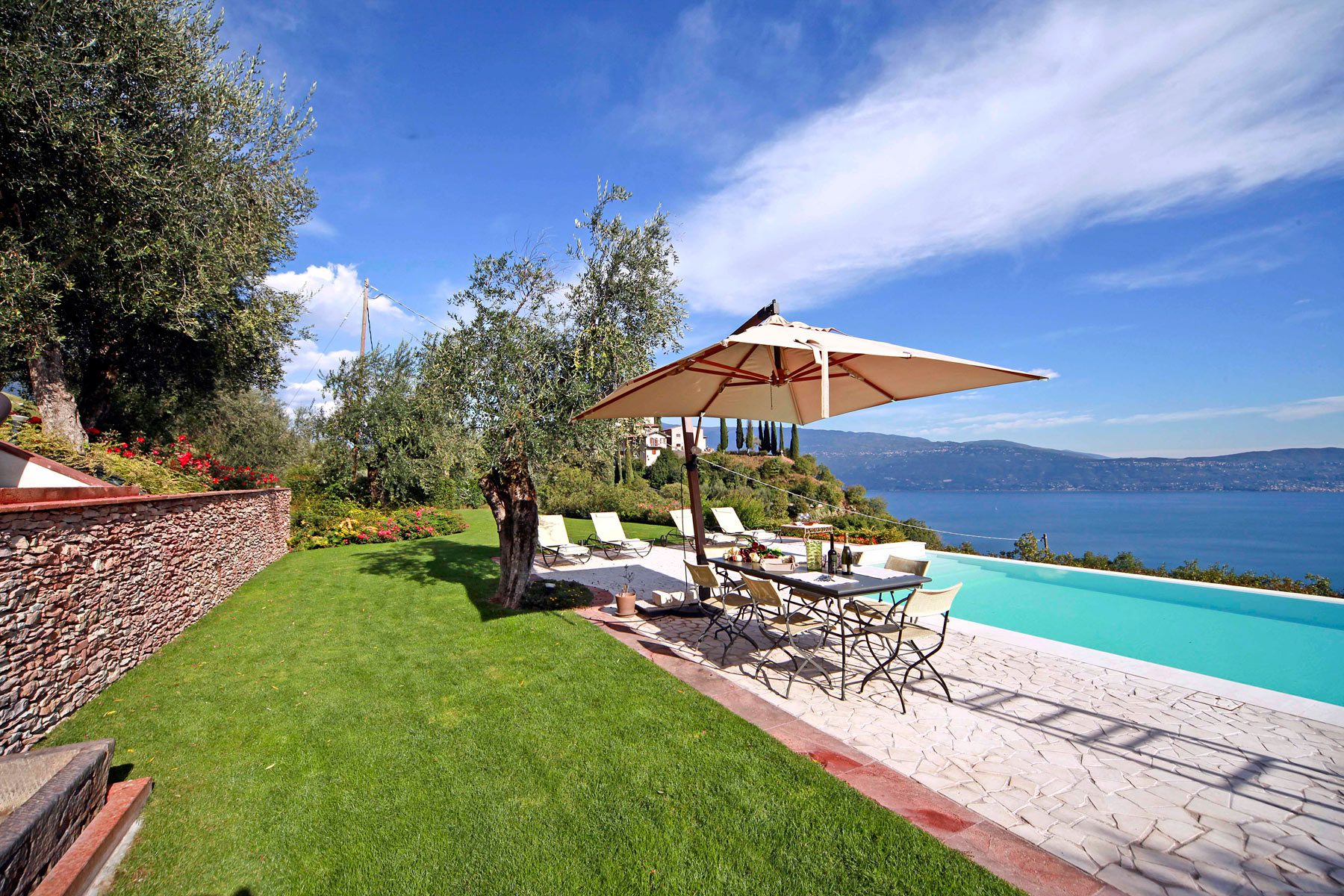 Lakeview Splendid Villa thumbnail 4
