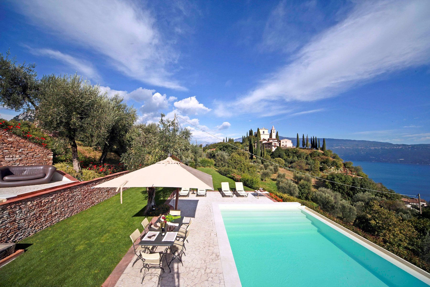 Lakeview Splendid Villa thumbnail 5